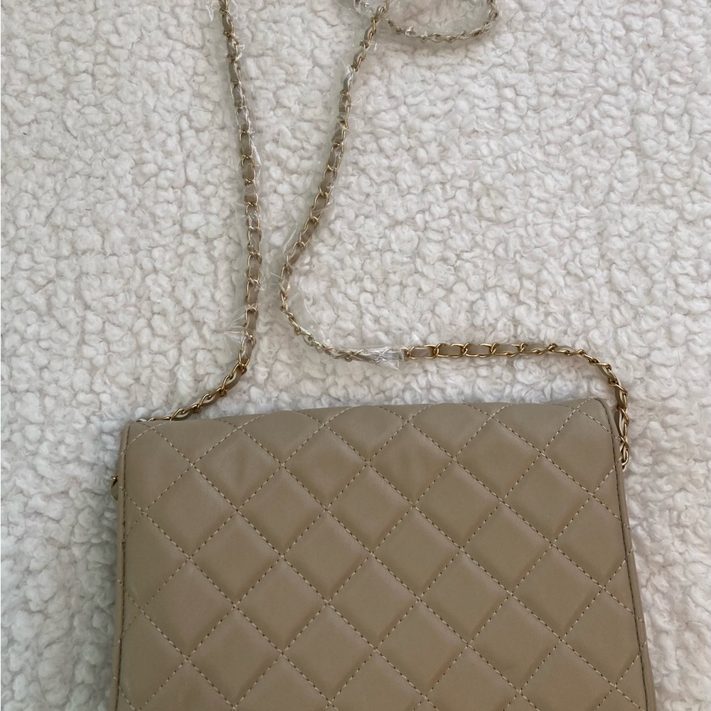 NWOT Badgley Mischka beige vegan leather diamond crossbody purse w/round studs - Picture 3 of 7